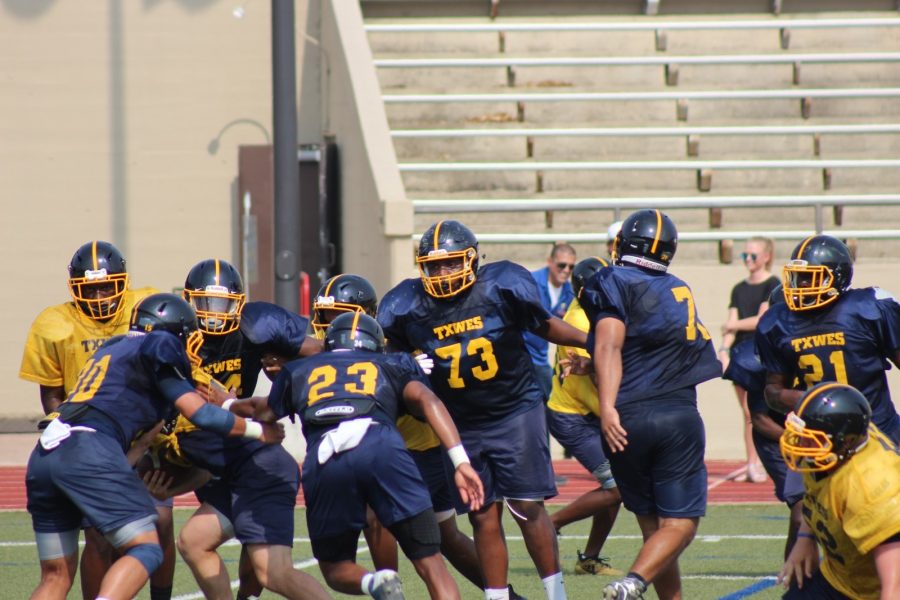 The+Rams+practice+at+Farrington+Field+before+the+start+of+the+2018+season.%0APhoto+by+Tina+Huynh
