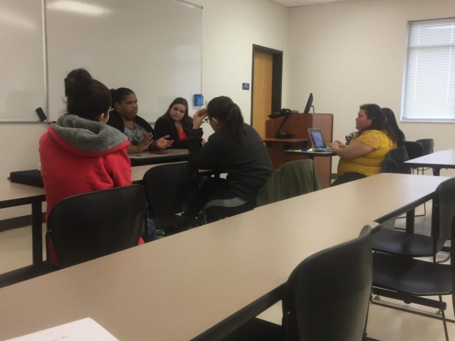 Psi Chi President Angel Wren addresses students attending Tuesdays meeting.  
Photo By David Cason