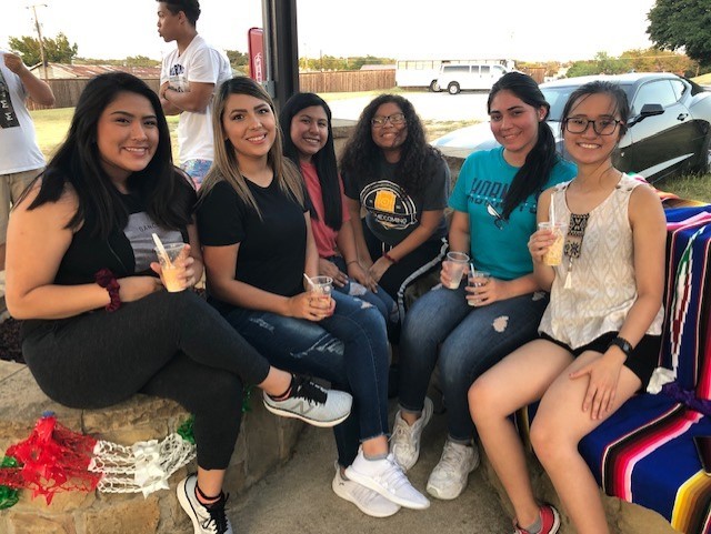 Members of BSA and SGA and other students  and students enjoy a cup of elote.
Photo by Arely Chavez