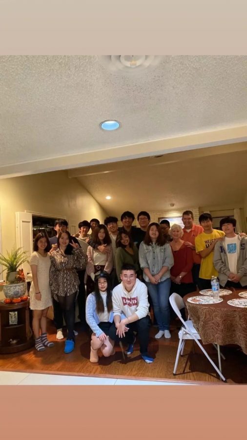 International students celebrate  thanksgiving dinner together.