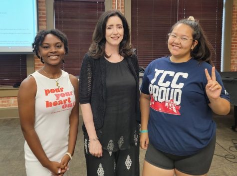 First-year student London Shannon (left), Dean of Freshman Success Dr. Gladys Childs (Center) and first-year student Yuneysy Enriquez (right) attends their ASE class. During this class, students learn how to transition from high school to college.