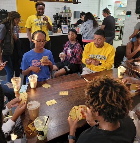 BSA president Nuriyah Hall (blue shirt) plays spades with other students at the BSA mixer at Black Coffee. 