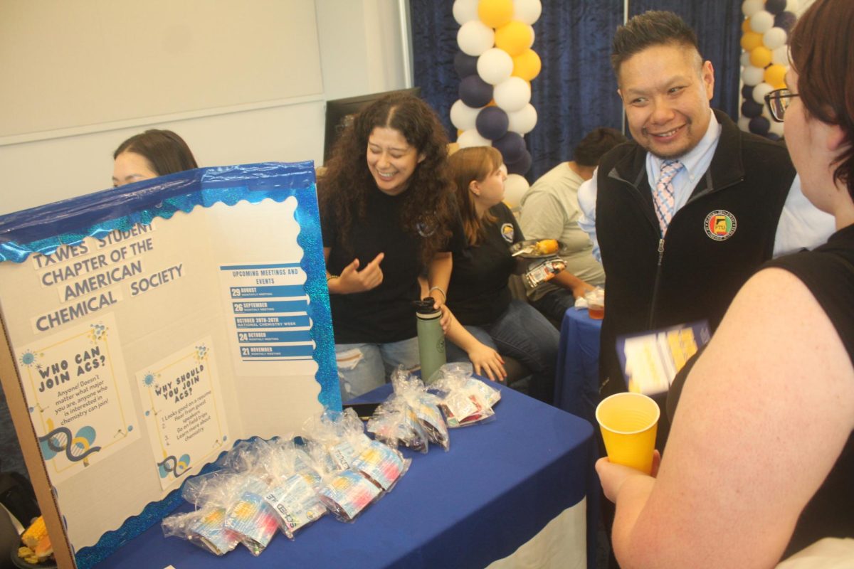 The TX Wes student Chapter of the American Chemical Society recruits a new member and gives out goodie bags to those who join during the President’s Picnic on Aug. 22. 