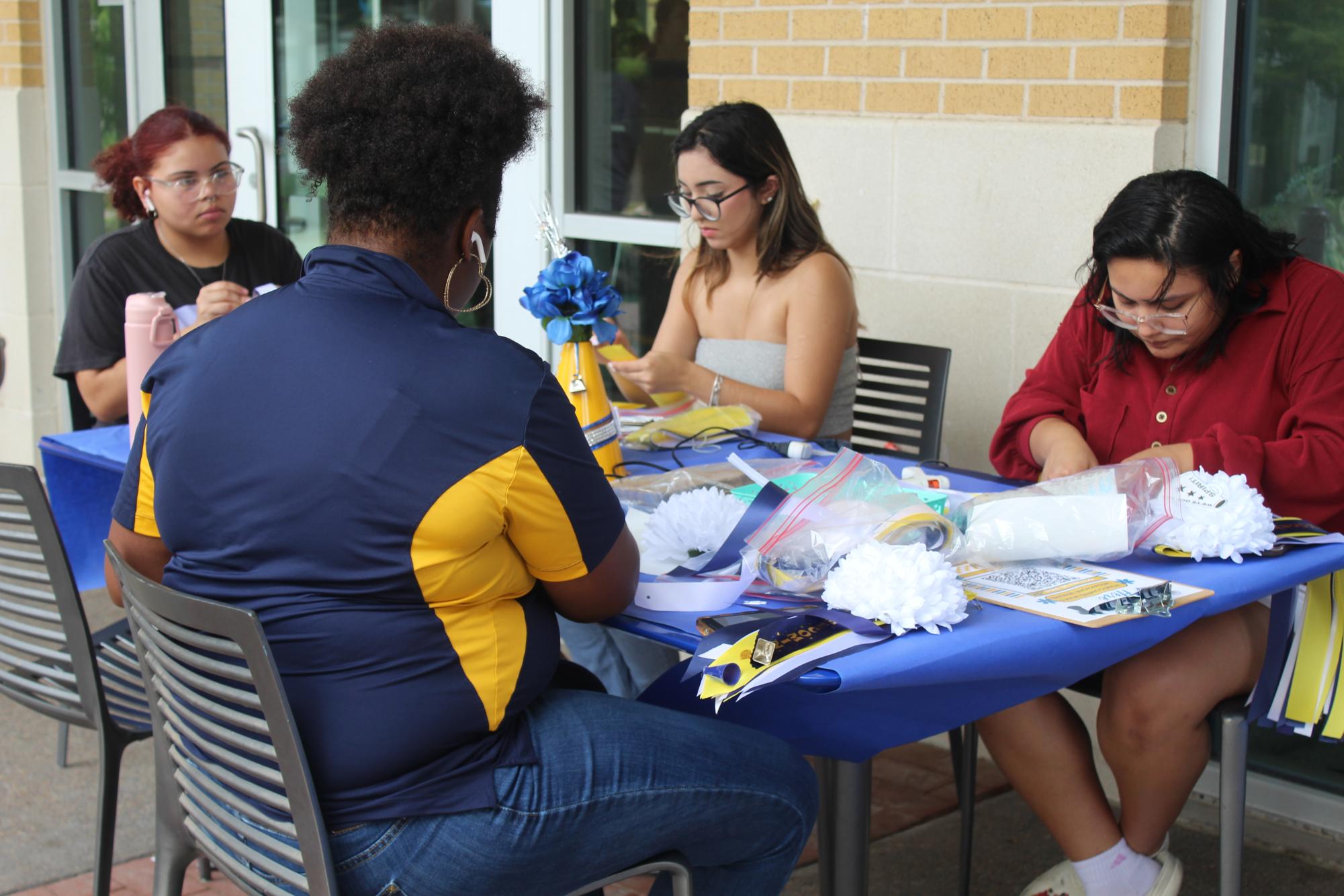 Students celebrate Homecoming with Mums, Megaphones 