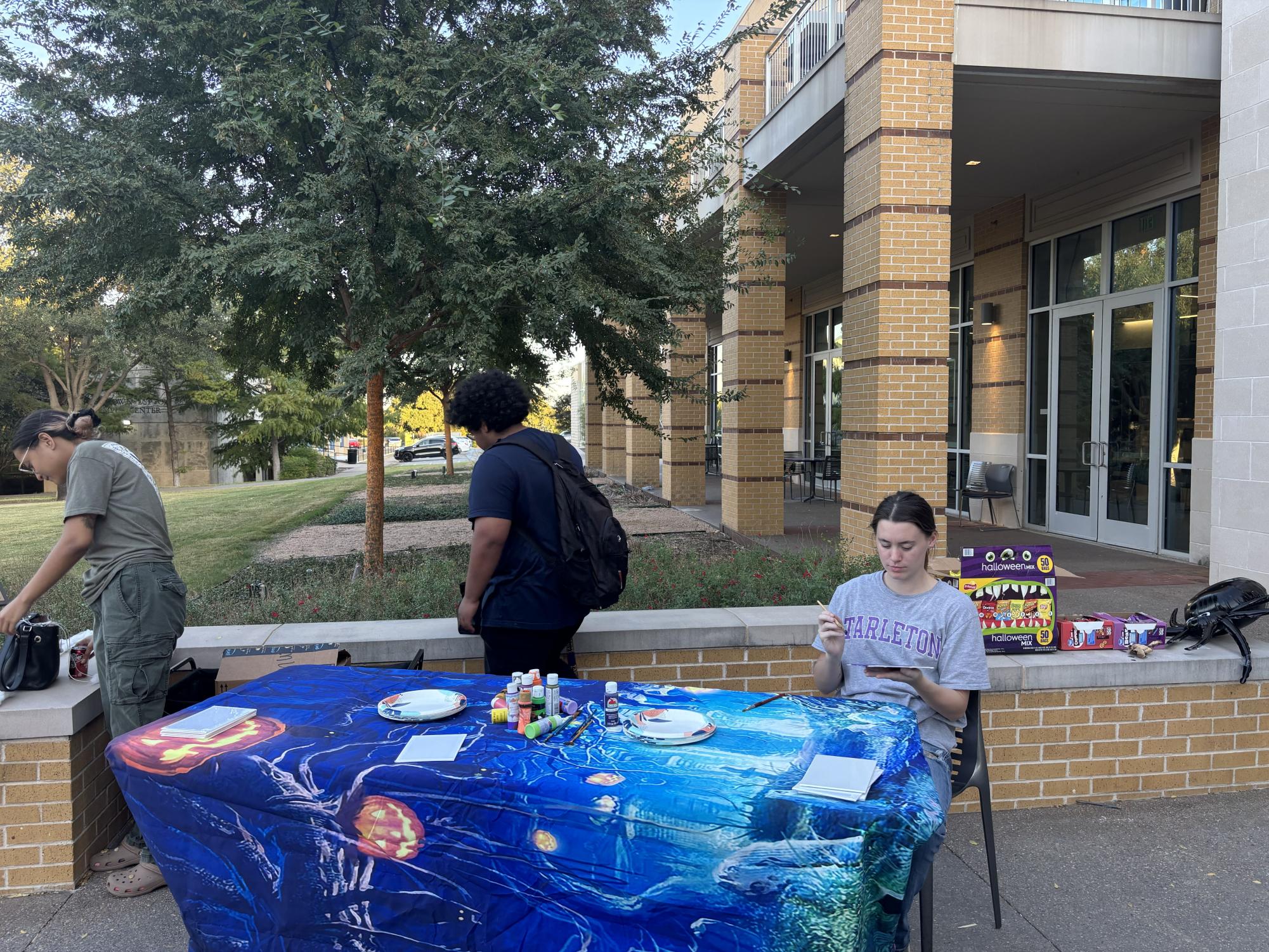 Texas Wesleyan students celebrate Halloween with spooky scavenger hunt 