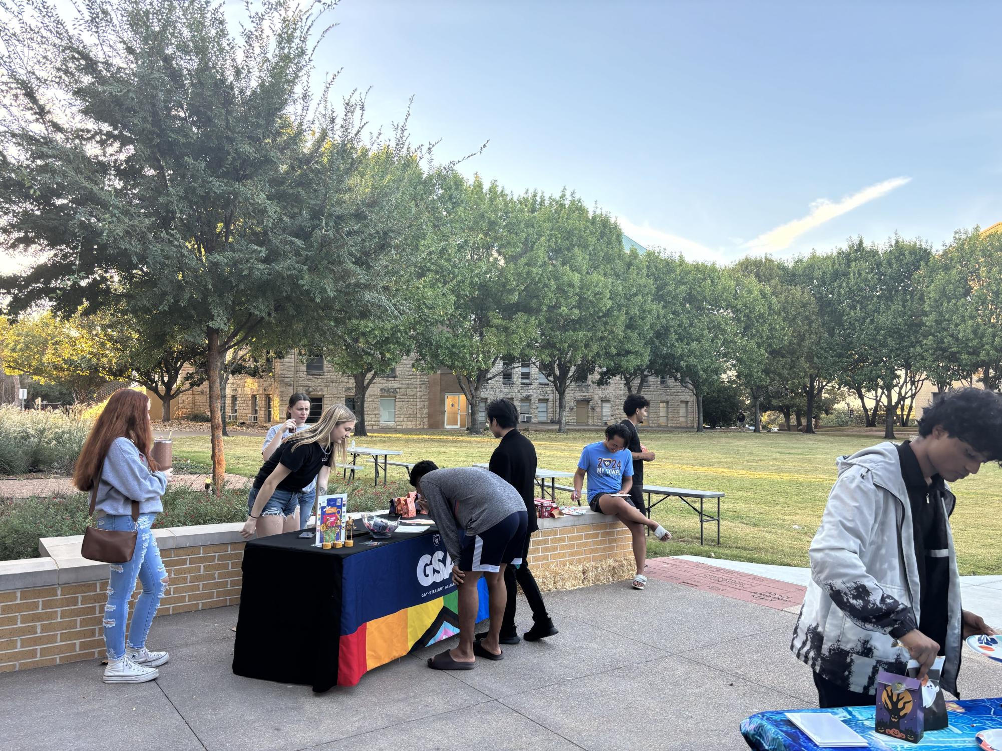 Texas Wesleyan students celebrate Halloween with spooky scavenger hunt 