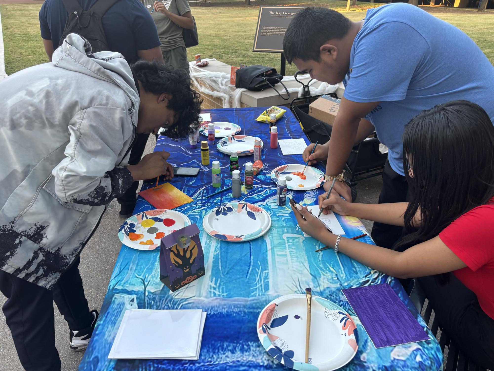 Texas Wesleyan students celebrate Halloween with spooky scavenger hunt 